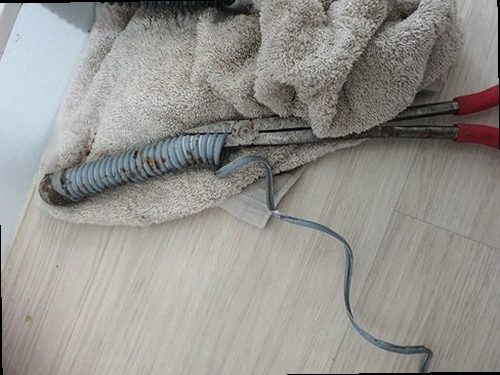 연수구 송도동 하수구막힘 배수구 주변의 물 고임과 악취 발생 상태를 확인하는 모습